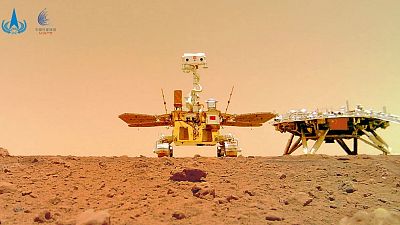 A Kínai Nemzeti Űrügynökség által közreadott, és egy távirányítású kamera által készített felvétel a Csu-Zsung marsjáróró