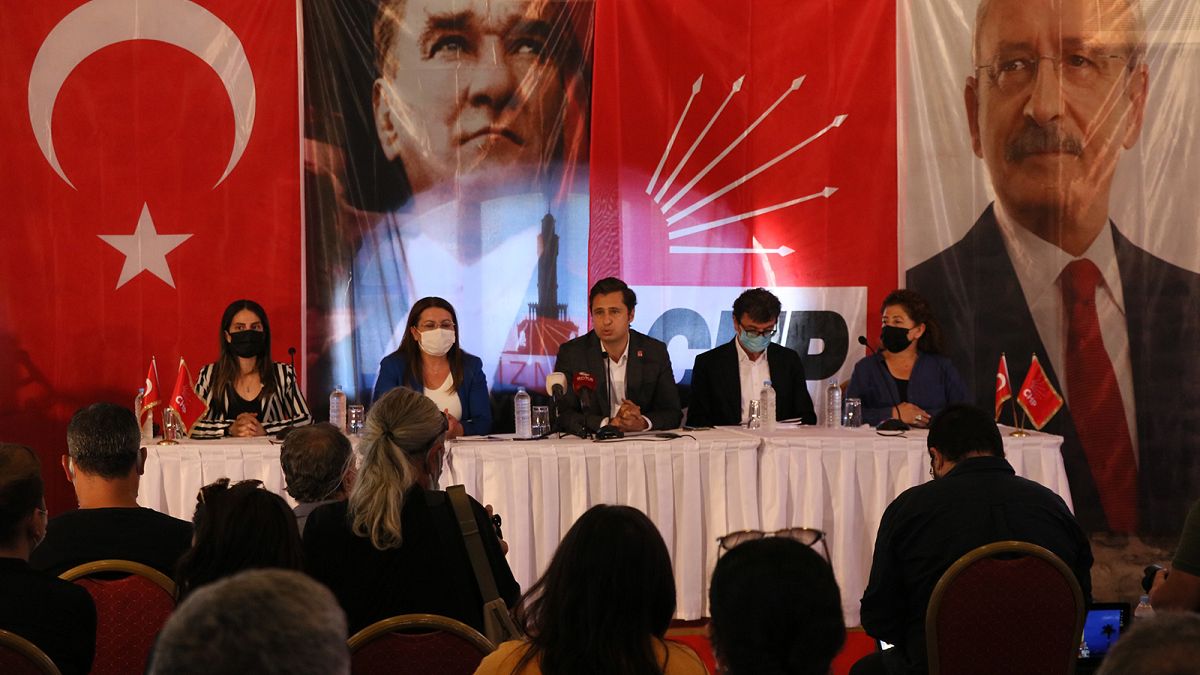 CHP Genel Başkan Yardımcıları Gülizar Biçer Karaca (sol 2) ile Yüksel Taşkın (sağ 2) KHK ile ihraç edilenlerle İzmir'de toplantı yaptı