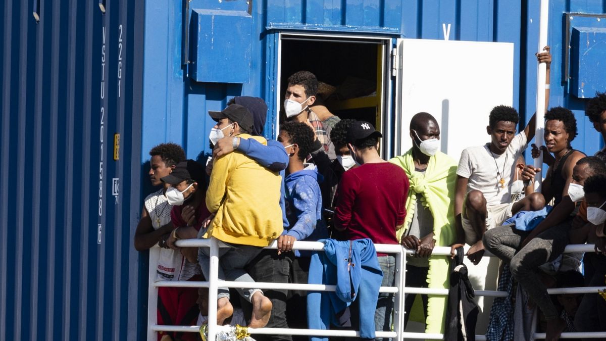 Illegális bevándorlók érkeznek a szicíliai Ragusa közelében fekvő Pozallo kikötőjébe májusban