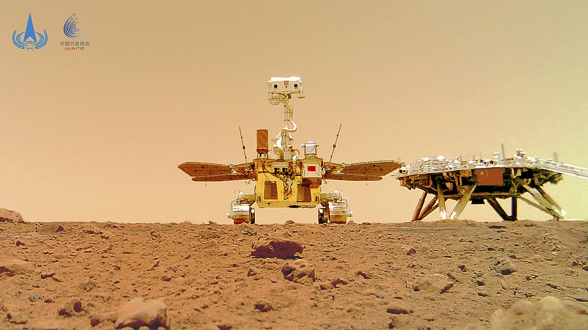 Çin Ulusal Uzay İdaresi, Mars gezgin aracı Zhurong'un, Kızıl Gezegen’den çektiği fotoğrafları basınla paylaştı.