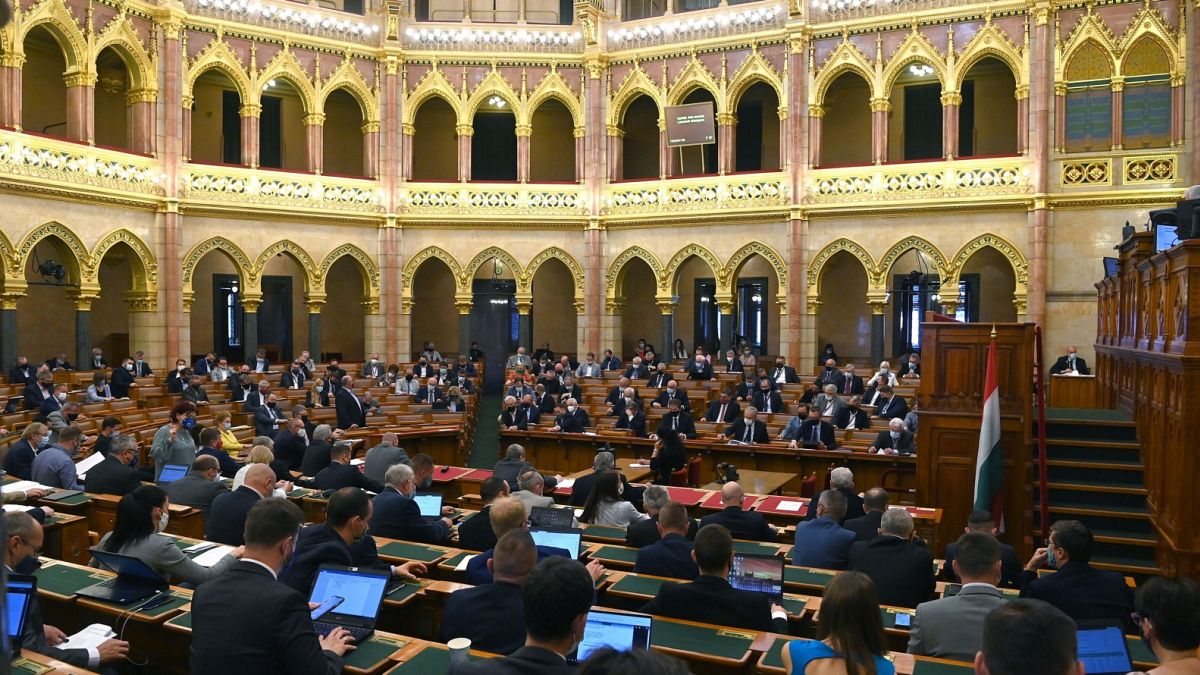 Plenáris ülés a parlamentben. A szakbizottság már megszavazta a módosító javaslatok többségét