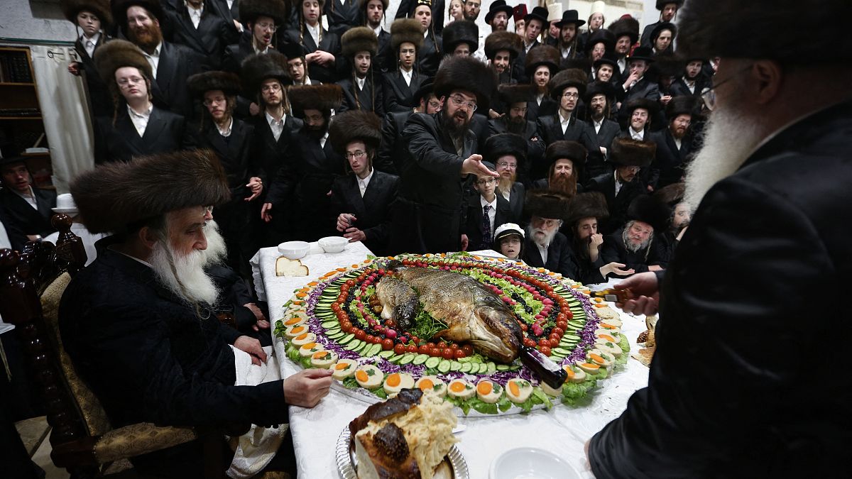 Ортодоксальные евреи в меховых шапках отмечают Пурим в Израиле