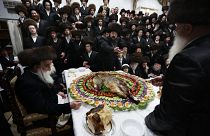 Ортодоксальные евреи в меховых шапках отмечают Пурим в Израиле