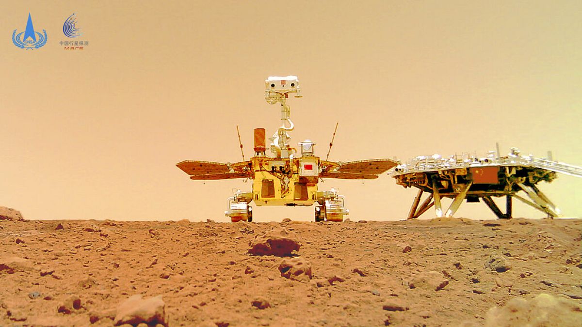 Der chinesische Marsrover Zhurong ist in der Nähe seiner Landeplattform zu sehen, aufgenommen von einer ferngesteuerten Kamera, 11.06.2021