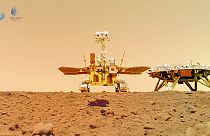 Der chinesische Marsrover Zhurong ist in der Nähe seiner Landeplattform zu sehen, aufgenommen von einer ferngesteuerten Kamera, 11.06.2021