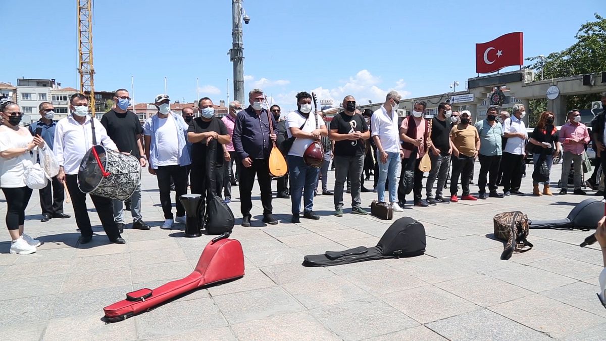 Müzik ve tiyatro emekçileri İstanbul'da eylem düzenledi