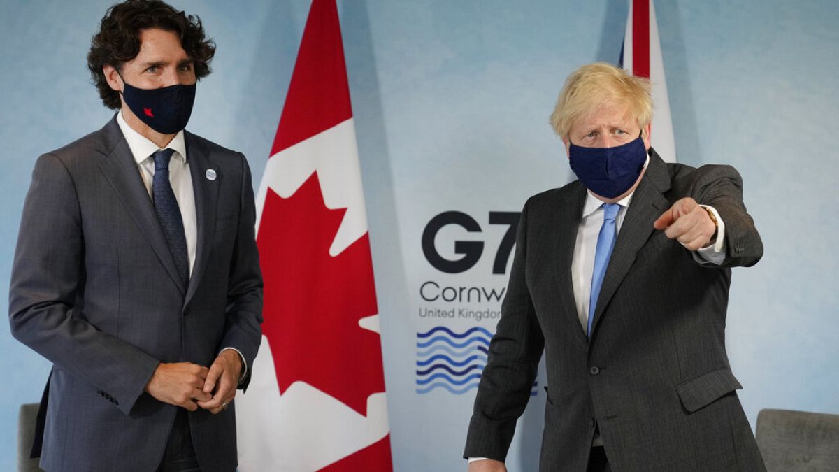 Kanada Başbakanı Justin Trudeau (solda), İngiltere Başbakanı Boris Johnson (sağda)