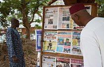Kiosque à journaux, ce vendredi 11 juin à Bamako (Mali), au lendemain de l'annonce par E. Macron de la fin de l'opération "Barkhane".