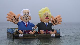 احتجاجات ببالونات تجسد بوريس جونسون وجو بايدن في بريطانية على هامش مؤتمر قمة السبع