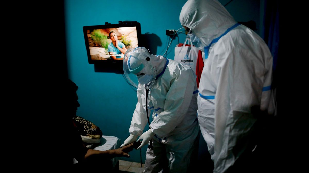 Zamora, Argentina, giugno 2021: paramedici soccorrono una paziente covid fornendole ossigeno