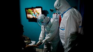 Zamora, Argentina, giugno 2021: paramedici soccorrono una paziente covid fornendole ossigeno