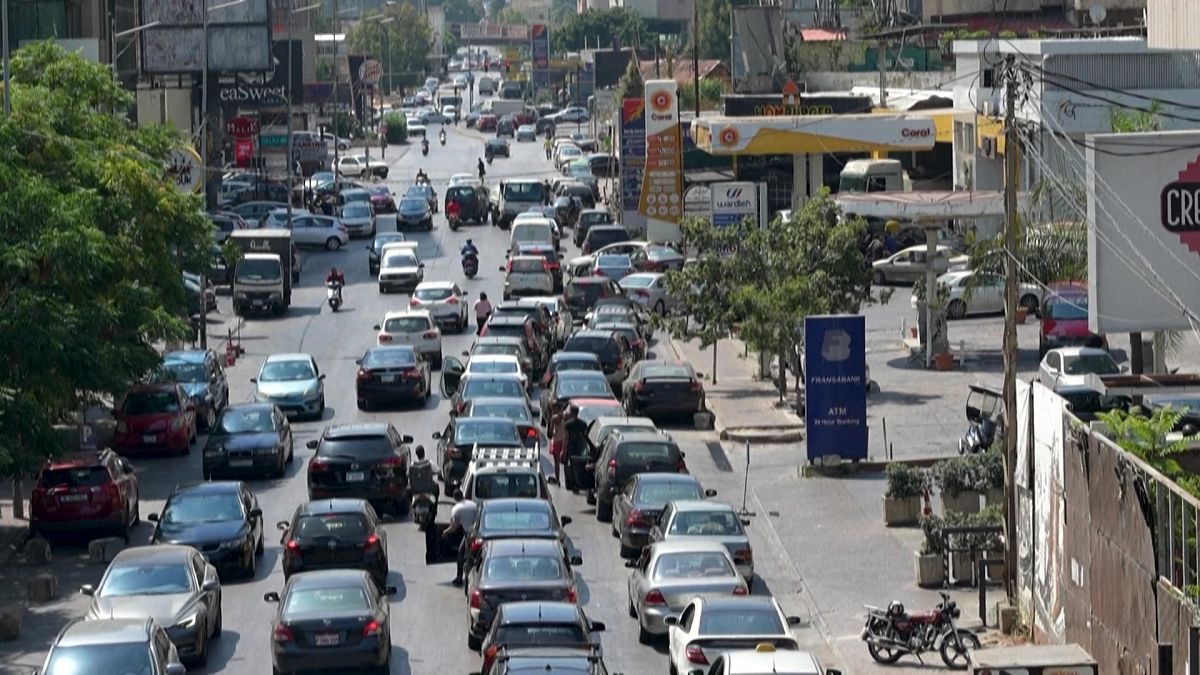 تصاویر صف‌های طولانی بنزین در لبنان و مردم خشمگین از ادامه این وضعیت