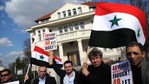 متظاهرون سوريون معارضون لنظام الأسد أمام مقر سفارة بلادهم في براغ. 2011/04/01