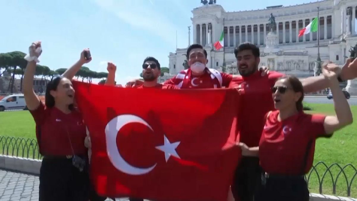 Aficionados turcos en Roma antes del partido inaugural de la Eurocopa