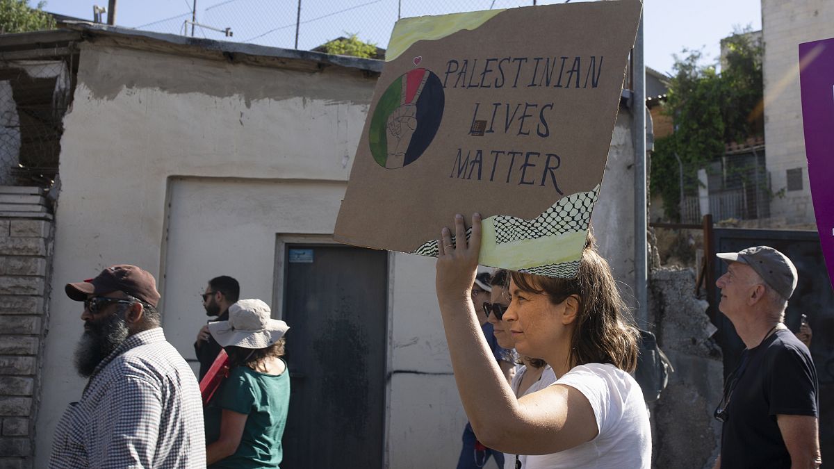 ناشطة تتظاهر ضد استيلاء مستوطنين إسرائيلين على منازل عشرات العائلات الفلسطينية في حي الشيخ جراح في القدس. 2021/06/04