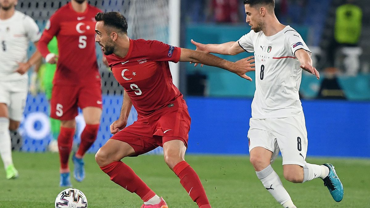 2021. június 11. - a török Kenan Karaman és az olasz Jorginho a római Olimpiai Stadionban 