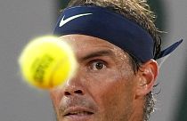Rafael Nadal mira la pelota durante su partido contra Novak Djokovic