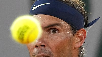 Rafael Nadal mira la pelota durante su partido contra Novak Djokovic