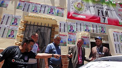 Carteles electorales en Ain Ouessara, Argelia