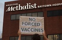 متظاهر ضد فرض التطعيم ضد كوفيد-19 على العاملين