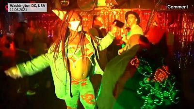 Jóvenes bailan en una discoteca de Washington, Estados Unidos