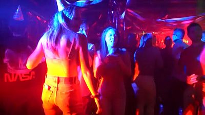 شاهد: عودة عشاق الرقص والحفلات إلى حلبات النوادي الليلية في واشنطن