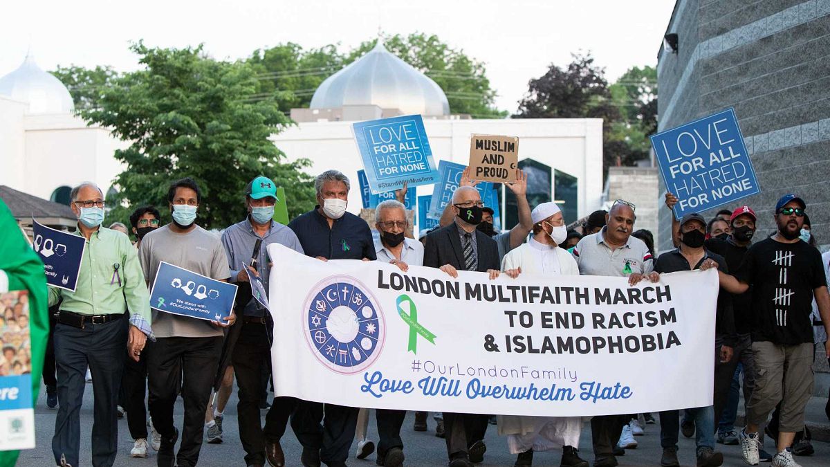 مسيرة من مختلف الأديان في مقاطعة أونتاريو الكندية  تكريما لعائلة مسلمة من أربعة أشخاص تم دهسها بسيارة في أونتاريو، كندا، 11 يونيو 2021.