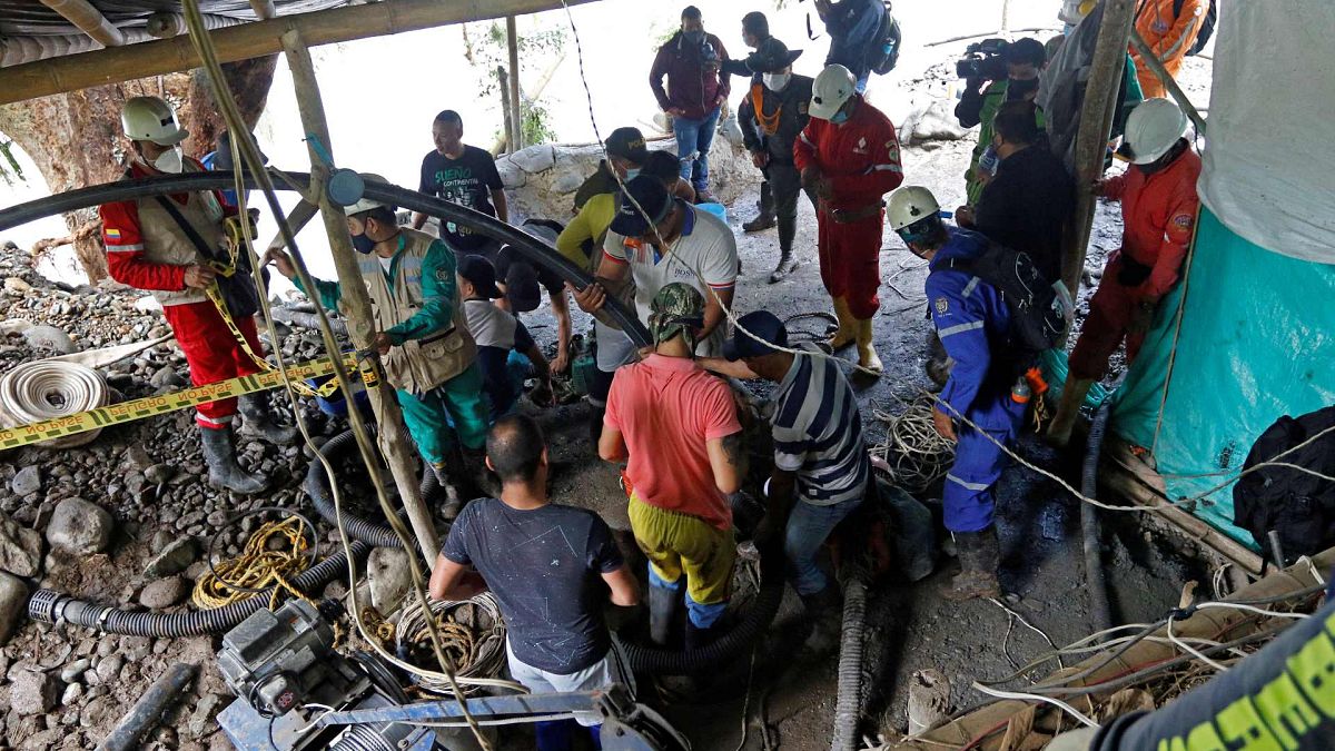 رجال الإطفاء وعمال الإنقاذ يبحثون عن عمال مناجم مفقودين عند مدخل منجم الذهب، في بلدية نيرا، مقاطعة كالداس، كولومبيا، 27 مارس 2021