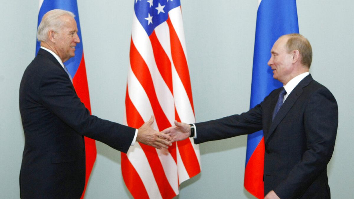 Foto de archivo de 2011. El entonces vicepresidente estadounidense, Joe Biden, da la mano al entonces primer ministro ruso, Vladimir Putin