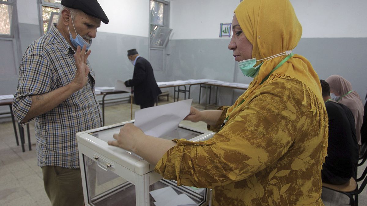 Un homme vote à Alger lors des premières élections législatives depuis l'éviction de l'ancien président Bouteflika, samedi 12 juin 2021.