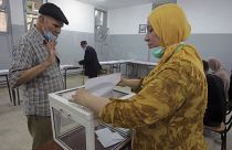 Un homme vote à Alger lors des premières élections législatives depuis l'éviction de l'ancien président Bouteflika, samedi 12 juin 2021.