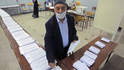 Подсчет голосов на одном из участков в Алжире