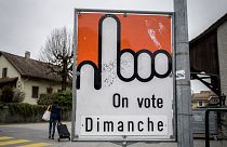 لافتة تدعو إلى التصويت في سويسرا