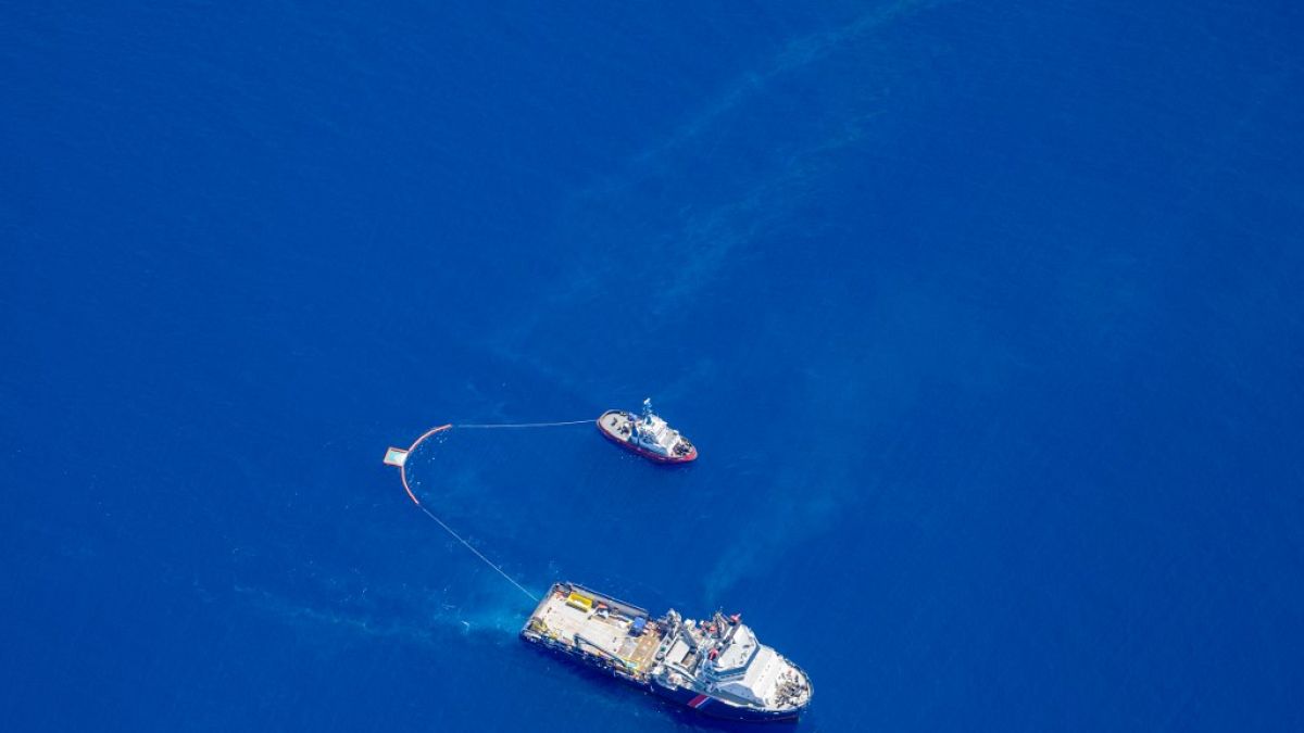 Vue aérienne au large de la Corse avec 2 navires engagés dans la lutte contre la pollution - Photo : Florian ROUSSARD / FRENCH AIR FORCE / AFP