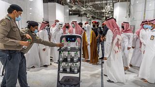 السعودية نيوز | 
    السعودية تدشن خدمة "الروبوت الذكي" لتوزيع ماء زمزم على المعتمرين والحجاج
