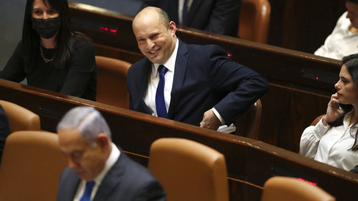 Le nouveau Premier ministre israélien assiste à une session de la Knesset, assis derrière Benjamin Netanyahou, le 13 juin 2021