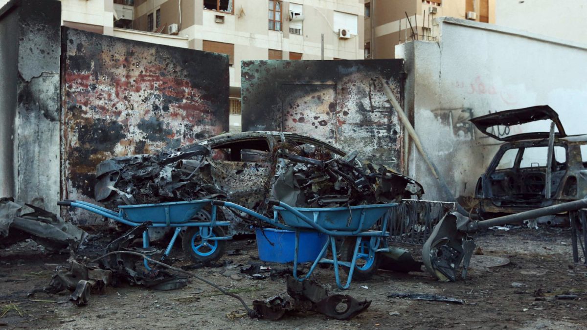 صورة للهجوم الذي تعرضت له السفارة المصرية في طرابلس عام 2014