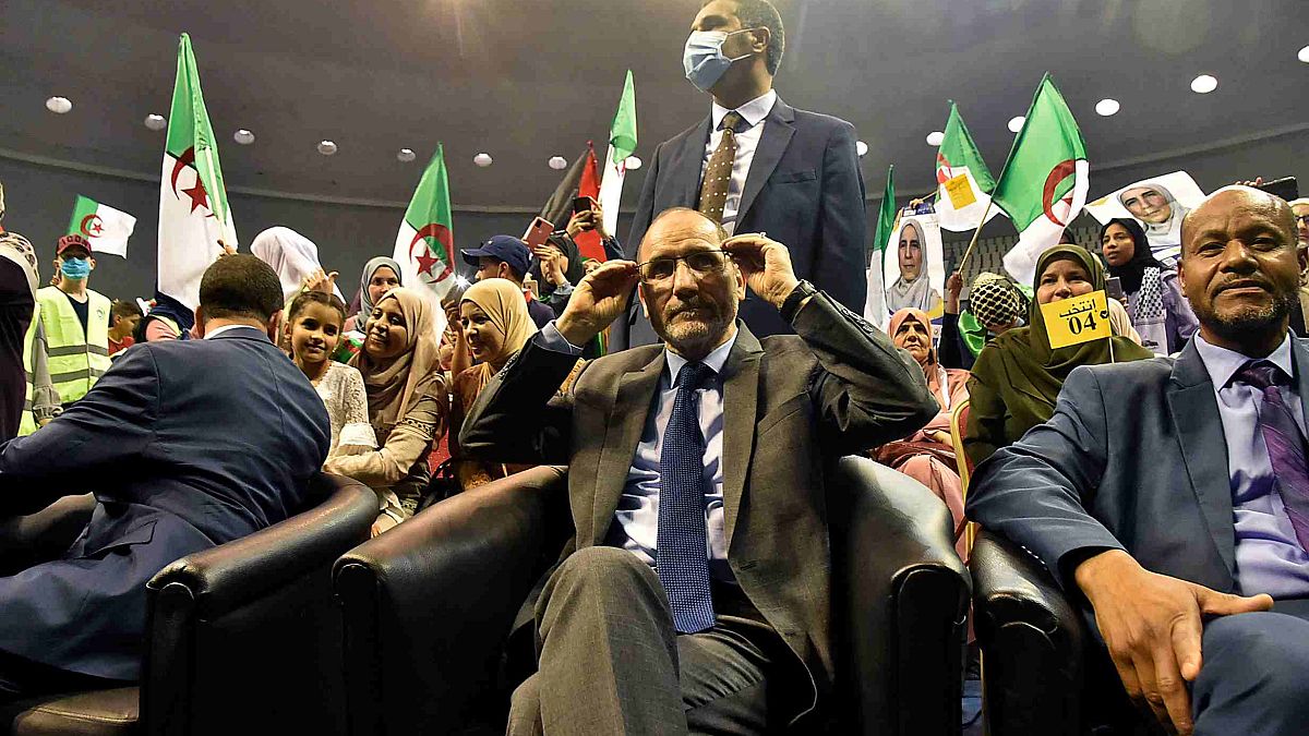 رئيس حزب حركة مجتمع السلم الجزائري عبد الرزاق مقري مع أنصاره في العاصمة الجزائرية، 8 يونيو 2021