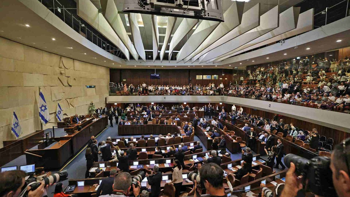 القاعة الرئيسية للكنيست في القدس خلال جلسة خاصة للتصويت على حكومة جديدة بقيادة نفتالي بينيت، 13 يونيو 2021