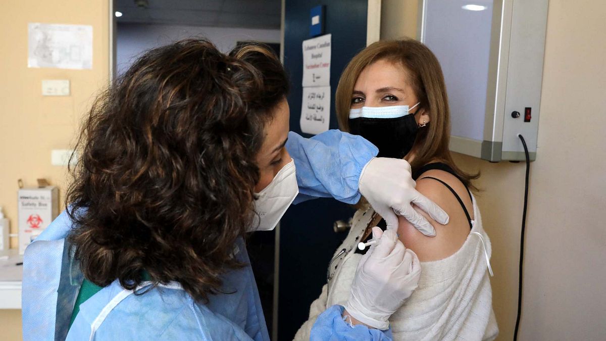 معلمة لبنانية تتلقى اللقاح المضاد لكوفيد-19 في بيروت، 29 مارس 2021