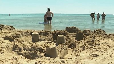شاهد: سكان جنوب فرنسا يرتادون الشواطئ مع ارتفاع درجات الحرارة