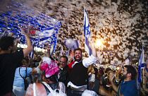 Tel Aviv'de İsrailli seçmenler Netanyahu'nun gidişini gecenin geç saatlerine kadar kutladı.