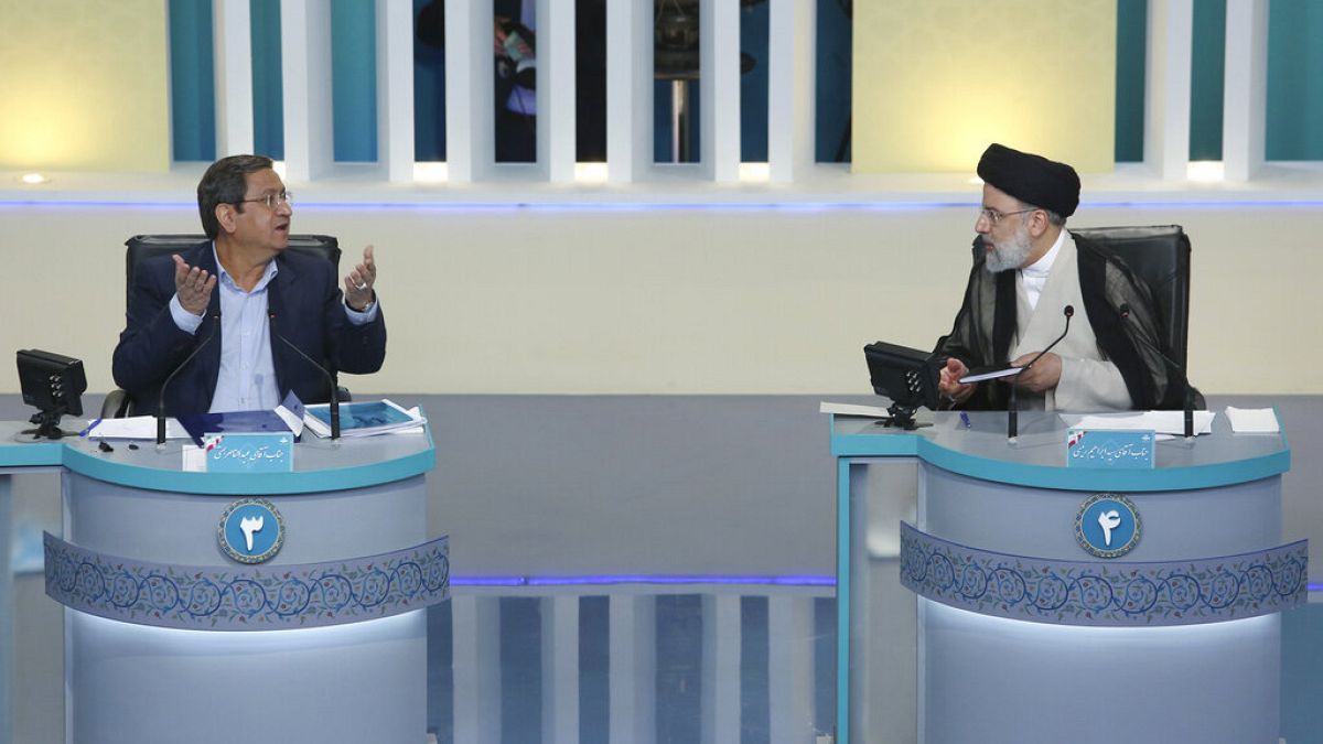 À gauche, le modéré Abdolnaser Hemmati ; à droite, l'ultra-conservateur Ebrahim Raïssi, le 12 juin 2021, lors du débat présidentiel, Téhéran, Iran