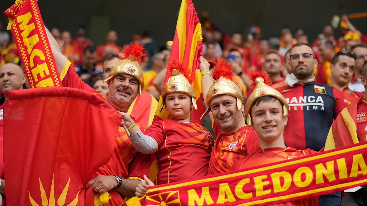 Με προκλητικό τρόπο και αμφίεση εμφανίστηκαν στο γήπεδο οι οπαδοί της Βόρειας Μακεδονίας