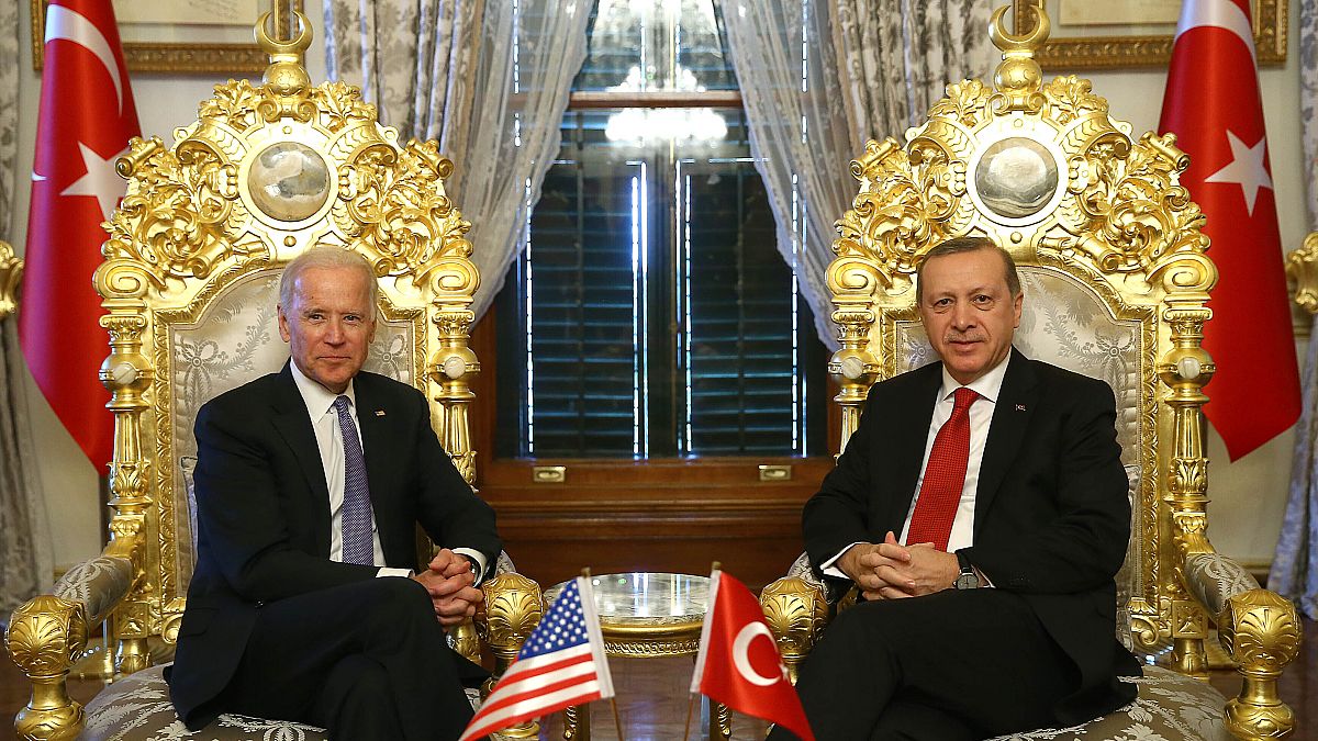 Φωτογραφία από τον Ιανούαριο του 2016 όπου ο Μπάιντεν, ως αντιπρόεδρος τότε των ΗΠΑ είχε  συναντηθεί με τον Ερντογάν στην Τουρκία
