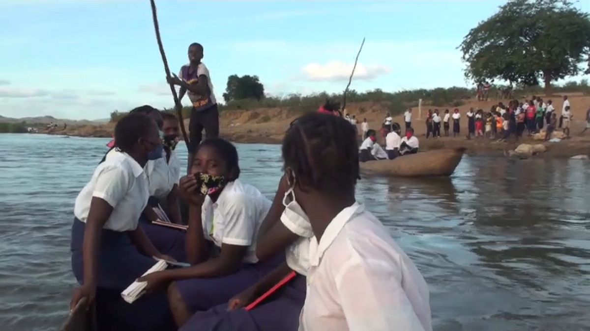 Des collégiens naviguent pour aller à l'école au Mozambique