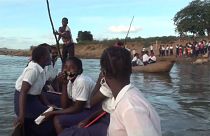 Des collégiens naviguent pour aller à l'école au Mozambique