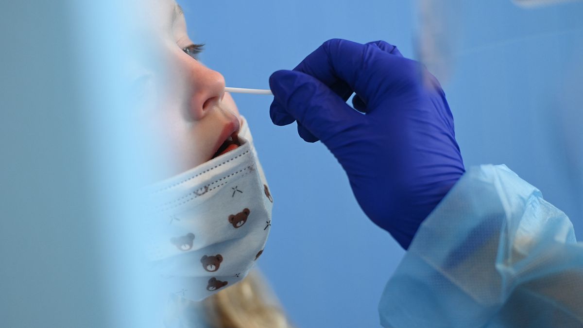 فتاة ألمانية تخضع لاختبار كشف سريع بالإصابة بـ"كوفيد-19" في مركز طبي بمدينة وارندورف غربي ألمانيا في 10 حزيران/ يونيو 2021