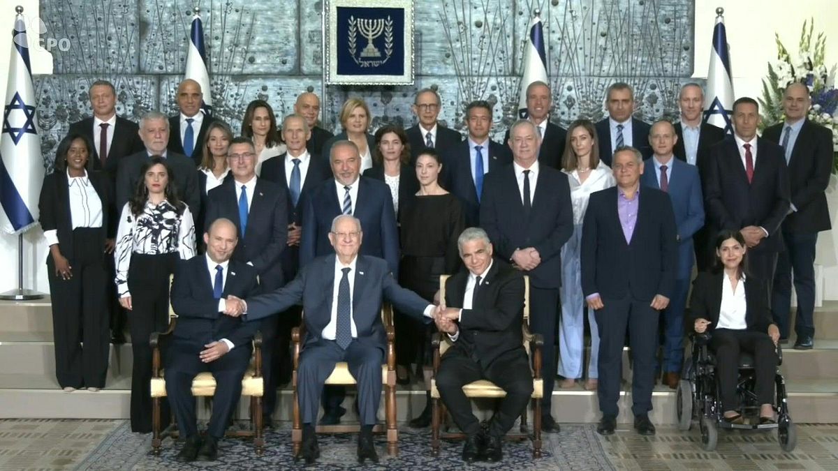 الحكومة الائتلافية الجديدة في إسرائيل في صورة جماعية