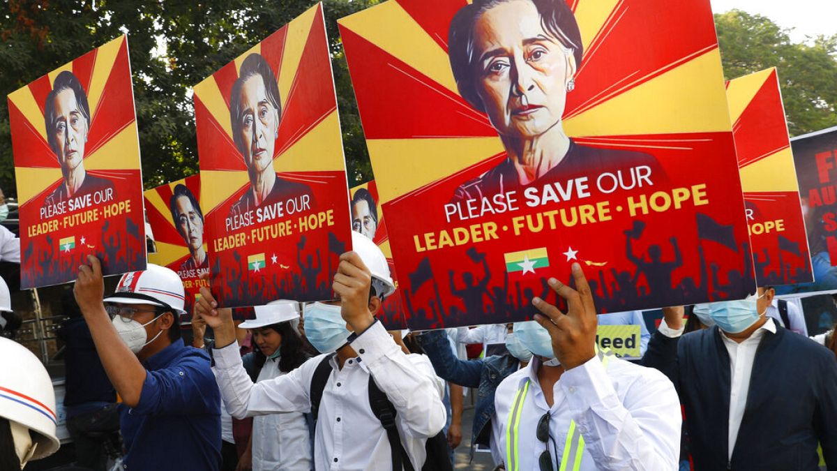 Proteste gegen die Inhaftierung der früheren Regierungschefin Aung San Suu Kyi in Mandalay, Myanmar, 15.02.2021